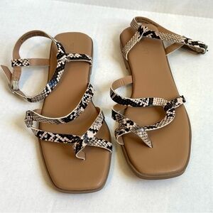 Old Navy Strappy Snake Print Flat Comfy Sleek Sandals Sz 8